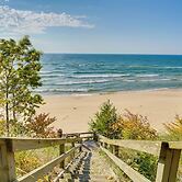 Spacious Cottage on Lake Michigan: Stunning Views!