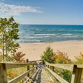 Spacious Cottage on Lake Michigan: Stunning Views!