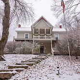 Moore House Inn & Cabins