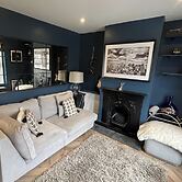 3 Bed Home - Sleeps 6, Garden, Pets and Very Central