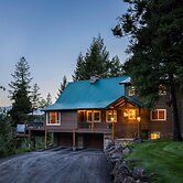 Wyoming Cabin w/ Hot Tub & Mountain-view Deck