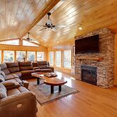 Family-friendly Riverfront Manor on the Little Red