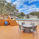 Private Pool & Lake Views: Family Home in Oxford