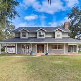 Private Pool & Lake Views: Family Home in Oxford