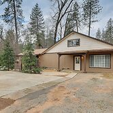 Charming Lakehead Cabin: Walk to Shasta Lake!