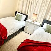 Spacious 3-bed House With Free Parking