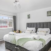 3 Bed House - Sleeps 5 - Garden - Parking