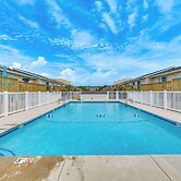 Breezy Pine Knoll Shores Escape: Walk to Beaches!