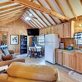 Cozy Dillard Cabin w/ Mountain Views & Pool Access