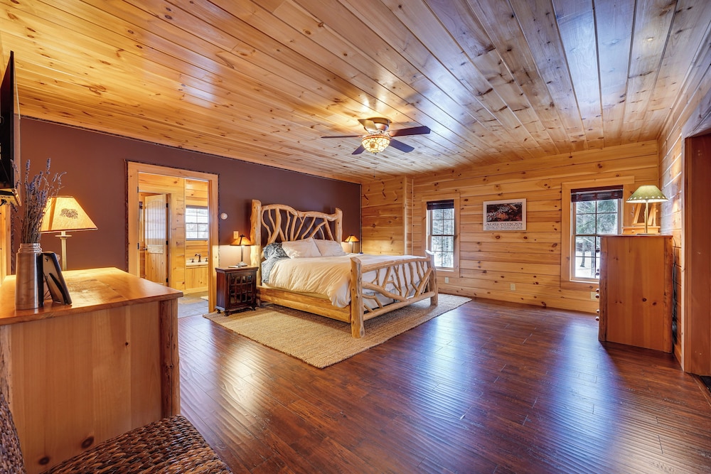 Hot Tub & Dock: Waterfront Cabin in Old Forge!