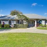 Walk to Lake: Home w/ Screened Porch in Sebring!