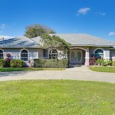 Walk to Lake: Home w/ Screened Porch in Sebring!