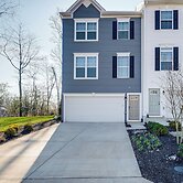 30 Mi to Downtown DC: Charming Dale City Townhome!