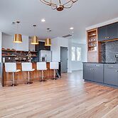 Sleek + Modern Nashville Home: Walk to Marathon!