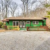 Dog-friendly Newland Cabin w/ Deck + Lake Access!