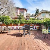 Pet-friendly Apartment: 1 Mi to Lake Merritt!