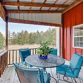 Pet-friendly Dover Cottage w/ Deck + Mtn Views!