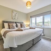 2 Bed House - Sleeps 4 - Garden - Parking - Wifi