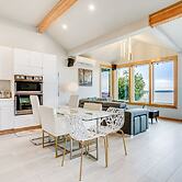 Seattle Sanctuary w/ Sweeping Views, Walk to Beach