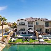 Lakefront w/ Private Pool, Great for Festival Season Lago Luxe by Avan