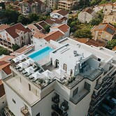 Infinity Hotel & More