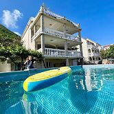 Family House with pool & sea view