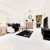 Stunning 3-bed House in the Heartreading