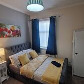 House - Sleeps 4 - Garden - Parking