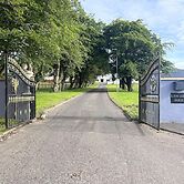 Captivating 2 Bed Apartment in Newhouse