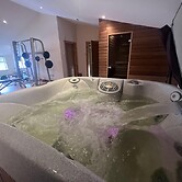 Captivating 2 Bed Apartment in Newhouse