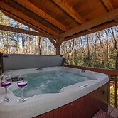 Hidden Hideaway 2 Bedroom Cabin by RedAwning