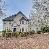 Pet-friendly Atlanta Home: 9 Mi to Downtown!