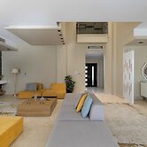 Villa With Private Pool In Beverly Hills