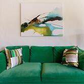 Downton Annie Apartment Four 2 BD 1BA Parking