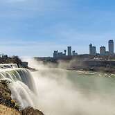 Cozy Niagara Falls Cottage w/ Gas Grill + Patio!