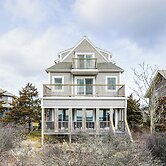 Marshfield Home w/ 4 Decks & Private Beach Access!