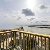 Marshfield Home w/ 4 Decks & Private Beach Access!