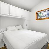 Cozy Cottage by the Lakeshore 4