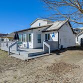 Sunset Bay Cottage: Walk to Lake Erie & Beach!