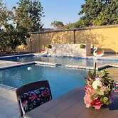 Cottage - Sleeps 4 - Pool - Near Airport