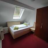 Room in Guest Room - Single Room With Shared Bathroom and Kitchen