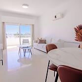 Phaedrus Living: Modern City View Flat Nafi