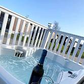 Beautiful 3-bed Hot Tub Lodge at Tattershall Lakes