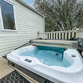 Caravansleeps6-hottub-garden-waterwonderland