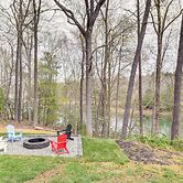 Toano Home w/ Screened Porch: Steps to Lake!
