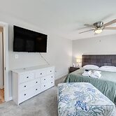 Toano Home w/ Screened Porch: Steps to Lake!