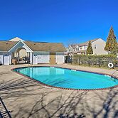 Cozy Greensboro Townhome w/ Community Pool & Grill