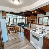 6 bdrm Cottage with Private Beach Access, BBQ, Outdoor Hot Tub, Sauna,