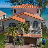 Dolphins Run 3 Bedroom Home by RedAwning