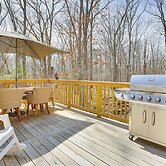 Forest-view Deck & Fire Pit: Poconos Escape!